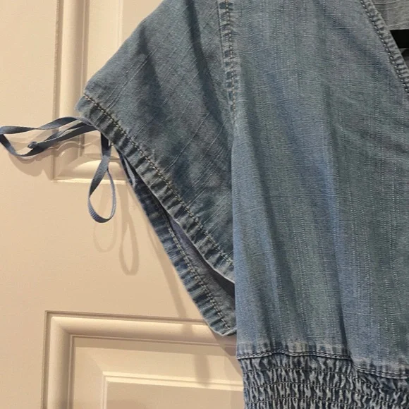 Denim Nine West dress. Elastic at waistline  and bows that can be tied on slave - Picture 3 of 6